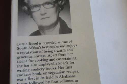 BETSIE ROOD`S 101 TRADITIONAL SOUTH AFRICAN RECIPES - FIRST EDITION 1977 - HO