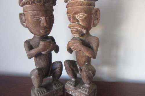 TWO BEAUTIFUL CARVED WODEN ETHNIC CARVINGS - ASIAN - APPR. 78 AND 85 MM HIGH -