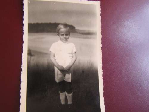 11 OLD BLACK AND WHITE PHOTOGRAPHS - AS PER SCAN