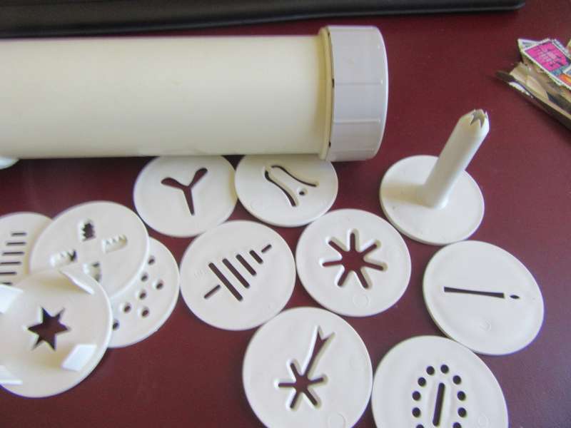 HARD PLASIC COOKIE PRESS/ICING GUNWITH 12 ATTACHMENTS - AS PER SCAN AND DESCRIPTION