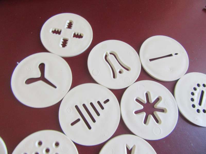 HARD PLASIC COOKIE PRESS/ICING GUNWITH 12 ATTACHMENTS - AS PER SCAN AND DESCRIPTION