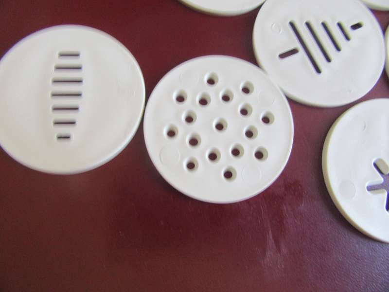HARD PLASIC COOKIE PRESS/ICING GUNWITH 12 ATTACHMENTS - AS PER SCAN AND DESCRIPTION