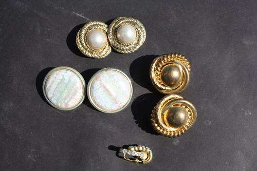 4 PAIRS OF EARRINGS