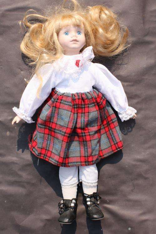 MEDIUM DOLL - PORCELAIN