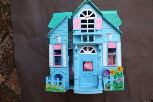PLASTIC PLAY HOUSE - 180 X 120 X 240 MM HIGH