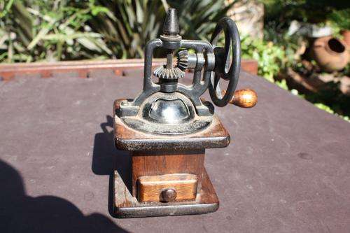 SMALL COFFEE GRINDER - 80 X 80 X 65 MM - WOODEN BOX