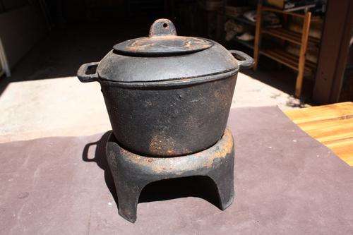 SMALL VINTAGE CAST IRON FONDUE POT WITH STANDS - 140 X 140 X120