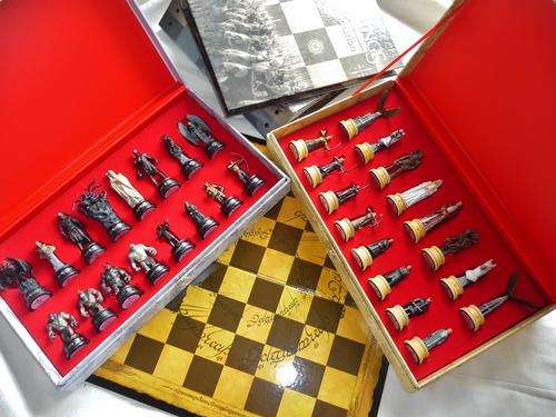 BEAUTIFUL LORD OF THE RINGS CHESS SET