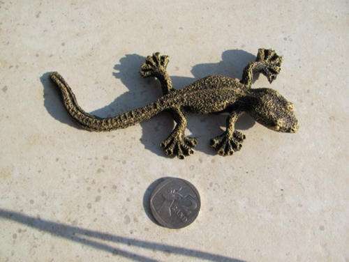 single gecko in gold! weatherproof!with double sided tape!