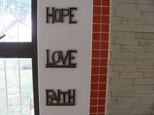 set of love hope faith sign.resin product!with hanging wire in black and gold.