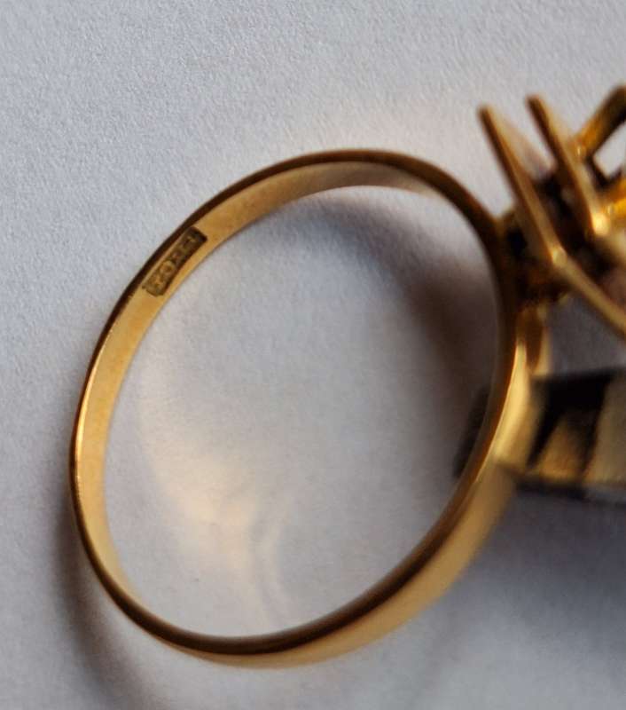 18ct Gold ring with large old mined diamond