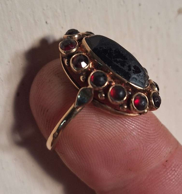 Antique Gold ring with Garnets