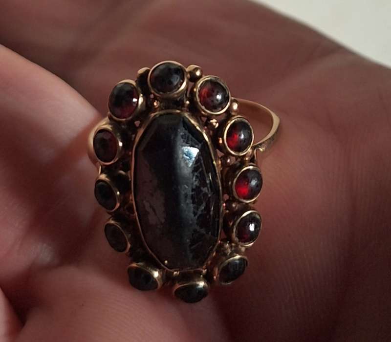 Antique Gold ring with Garnets