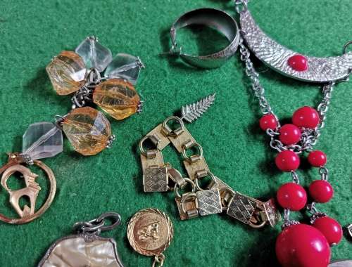 *Crazy R1 Auction* Mixed lot of costume jewellery