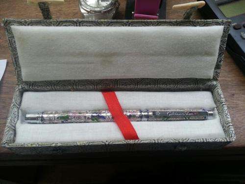 Beautiful Chinese pen in box