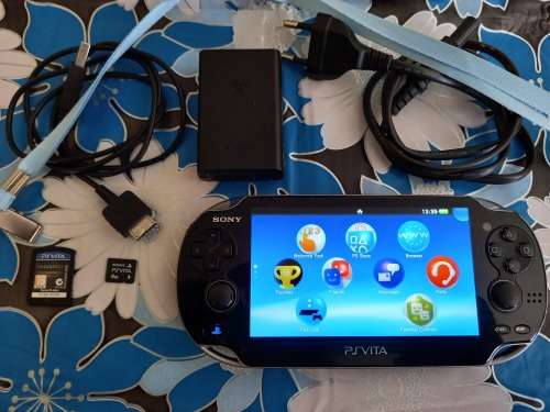 Ps vita console PCH-1004 bundle black