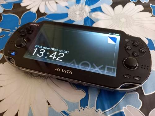Ps vita console PCH-1004 bundle black