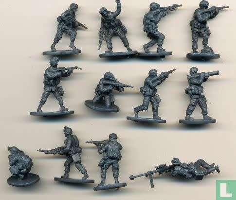 Caesar Miniatures Model, Modern US Army with desert equipment - 42 figures 1/72 Scale