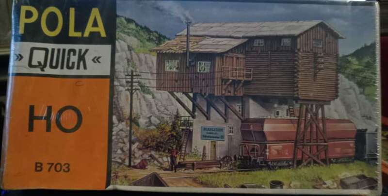 Gravel Loading Depot Building Kit - Pola 703 HO