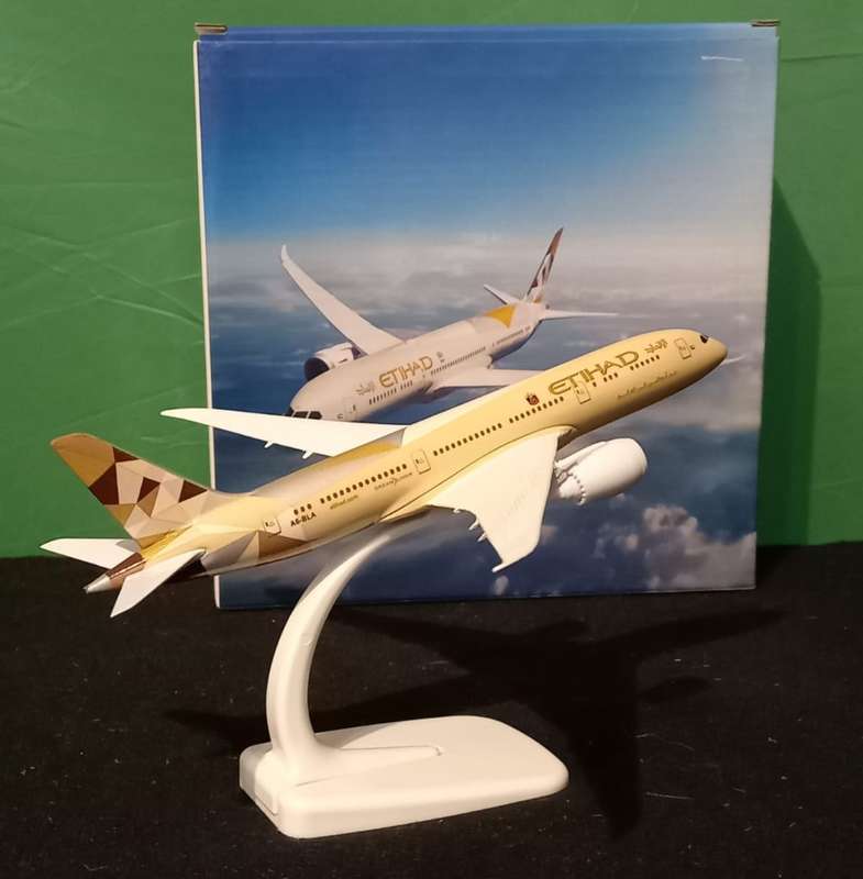 Etihad Airways 787-9 Dreamliner A6-BLA Scale 1:300