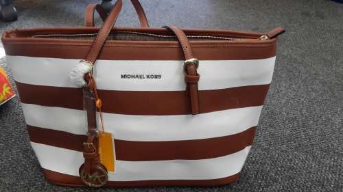 AUTHENTIC MICHAEL KORS- BROWN & WHITE STRIPES - MED BAG - G/LEATHER