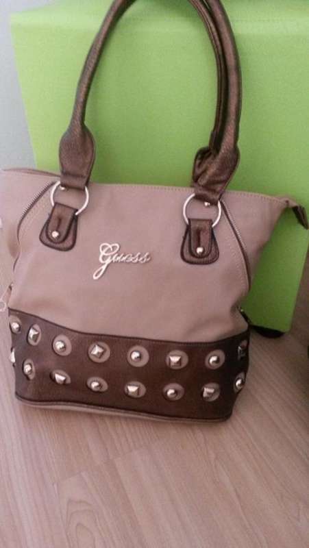 GUESS HANDBAG CREAM ADN BROWN! -SHIPPING R40!!