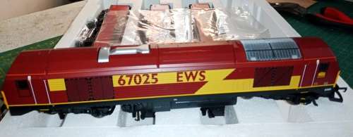New Lima model #149619 HO Royal mail train set  with Class 67 Diesel locomotive and 3 parcel vans.