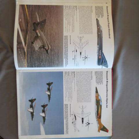 The Illustrated Encyclopedia Of Major Military Aircraft Of The World. - Bill Gunston