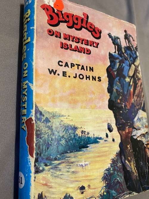 Biggles on Mystery Island. Captain W.E. Johns
