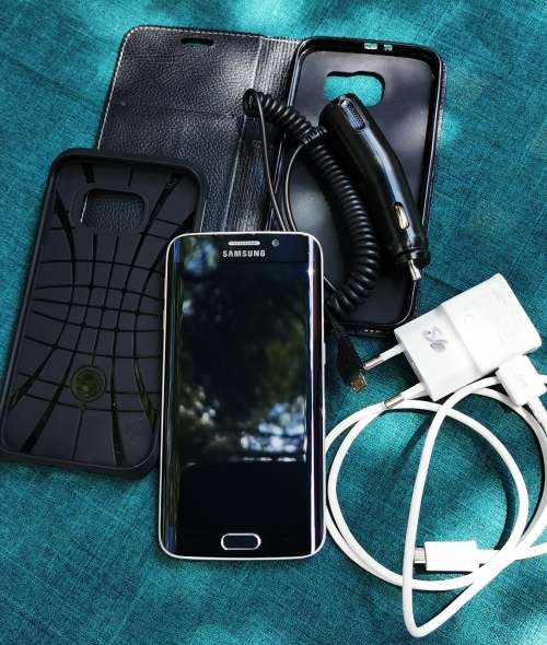 SAMSUNG GALAXY S6 EDGE 128GB - WITH SAMSUNG FAST CHARGER / CAR CHARGER & 2 COVERS