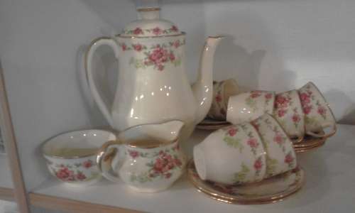 Alfred Meakin Seventeen piece Tea Set