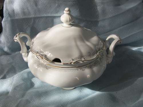 Hutschenreuther Porcelain Pattern : Sylvia tureen +  Lid
