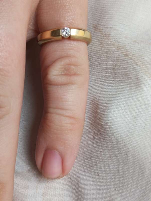 A  beautiful 18k gold ring set with single fine diamond