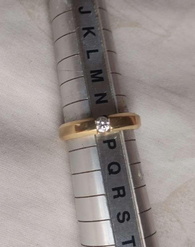 A  beautiful 18k gold ring set with single fine diamond