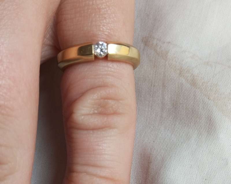 A  beautiful 18k gold ring set with single fine diamond