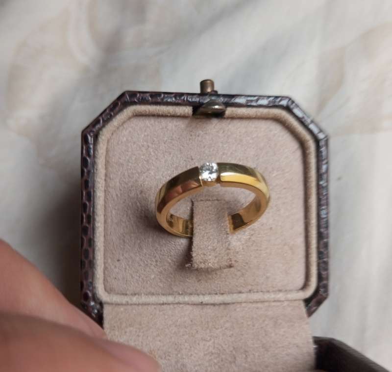 A  beautiful 18k gold ring set with single fine diamond