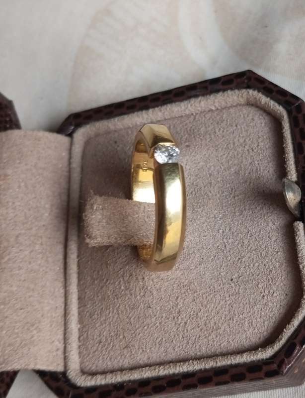 A  beautiful 18k gold ring set with single fine diamond