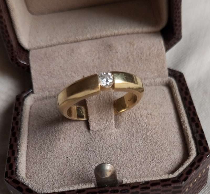 A  beautiful 18k gold ring set with single fine diamond