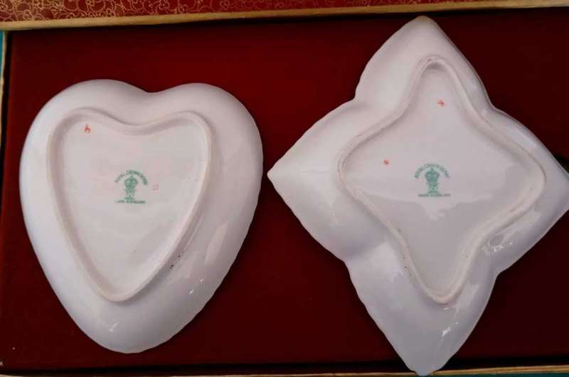 Boxed set two dish bridge set royal crown