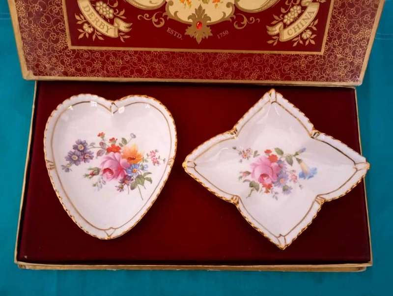 Boxed set two dish bridge set royal crown