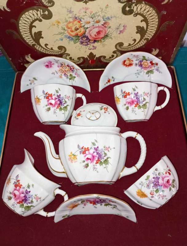 A boxed crown Derby tea set for 2