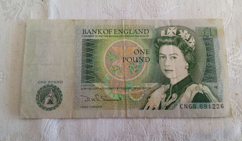 A bank of England 1£ ,Elizabeth head 1981