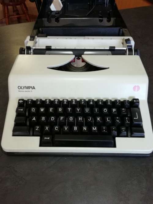 Typewriter - Olympia Monica Electric 5 in carrycase with manual