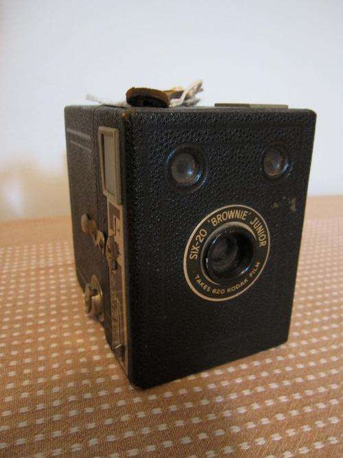 KODAK SIX-20 BROWNIE JUNIOR CAMERA