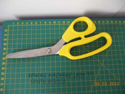 8.5CM SCISSORS (colour may vary from picture)