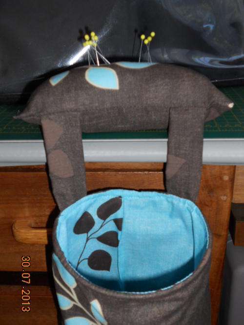 PINCUSHION THREAD CATHCHER+PINS (SEWING BUDDY) (ADD R40 FOR SHIPPING)