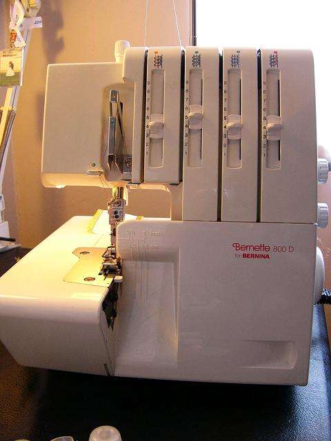 BERNINA  800D BERNETTE OVERLOCKER (S/N:1199 510576)
