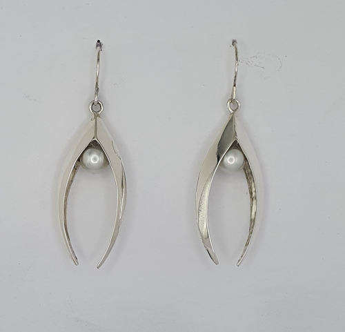Peals in Silver Pointy earrings