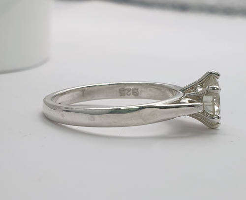 Moissanite 1ct silver ring - note inclusion-