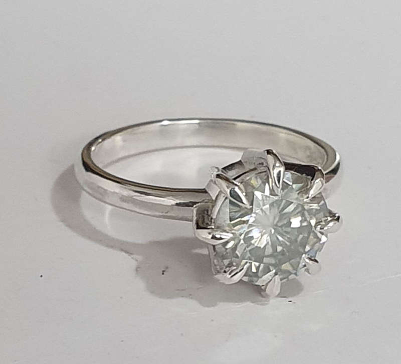 Silver solitaire Unique 8 claws. Please read description.